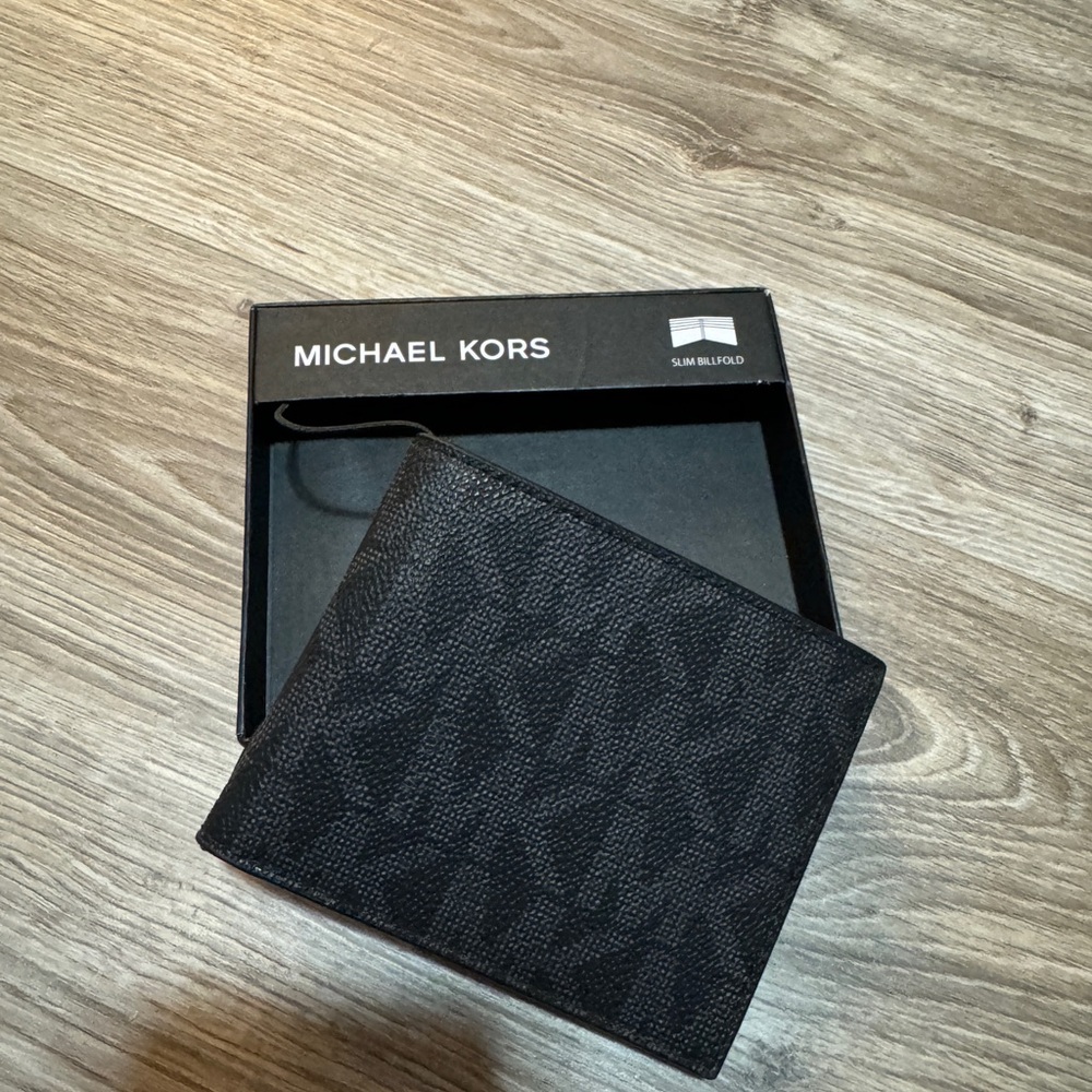 Michael Kors Men Bi fold wallet